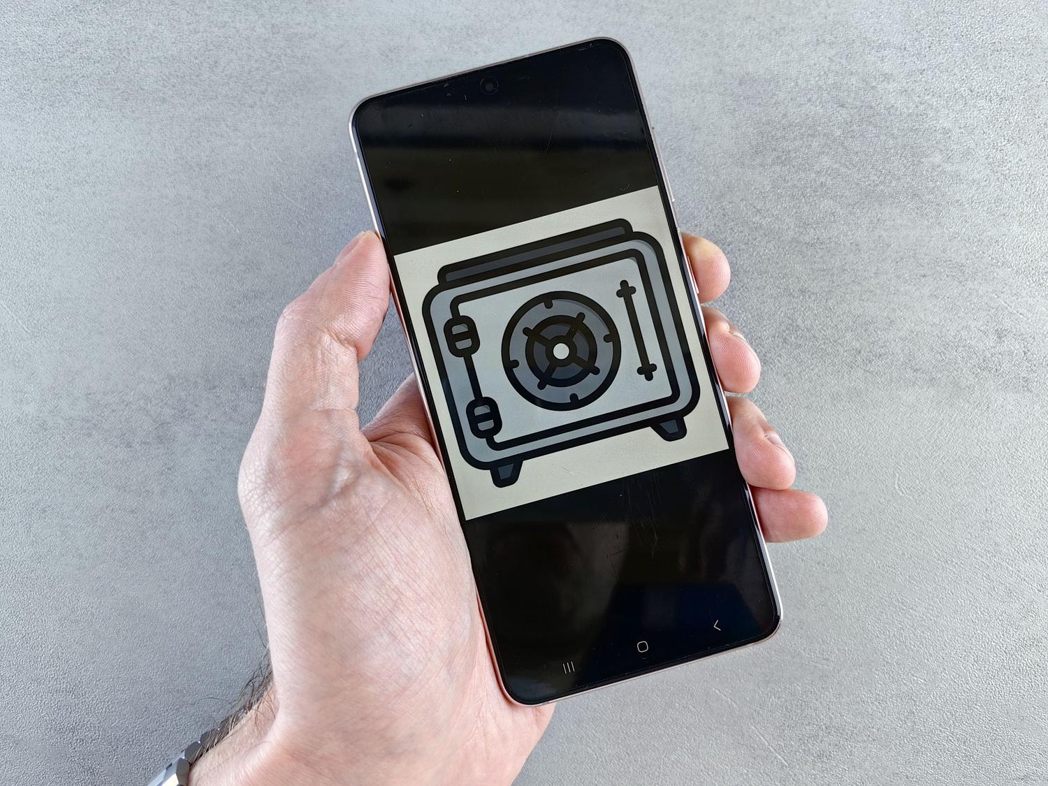 Primer plano de un smartphone mostrando un icono de caja fuerte para representar el almacenamiento privado.