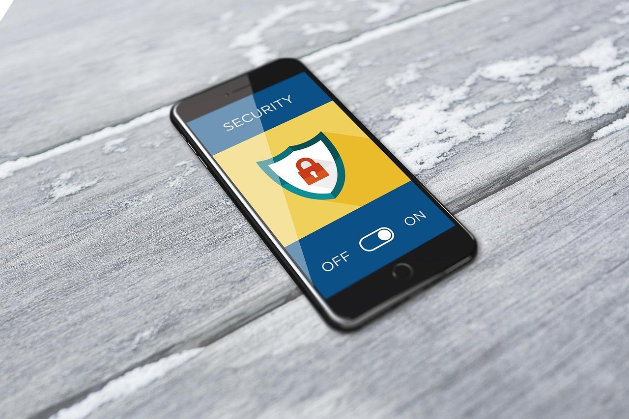 Escudo y candado digital sobre un smartphone para representar las funciones de privacidad de ColorOS.