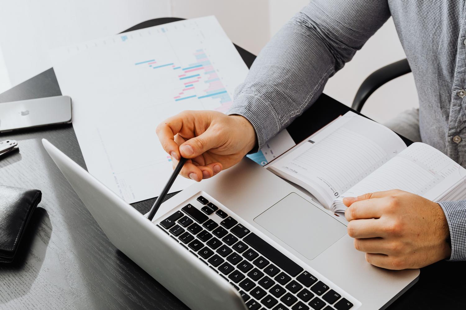 Profesional revisando documentos y gráficos antes de seleccionar el nivel de compresión de un PDF.
