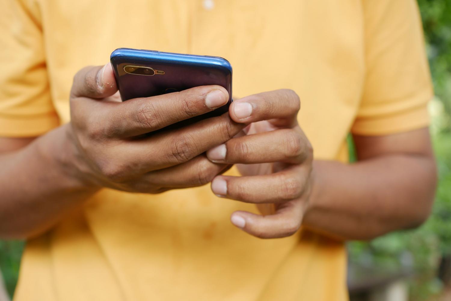 Persona utilizando un smartphone en el exterior durante una llamada