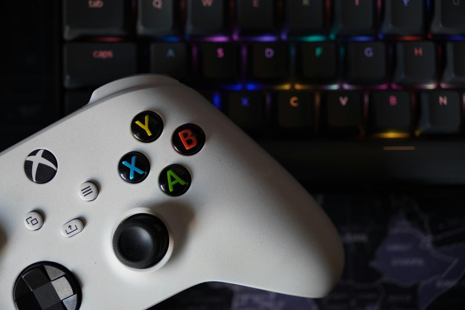 Mando colocado junto a un teclado antes de editar su diseño en Steam.