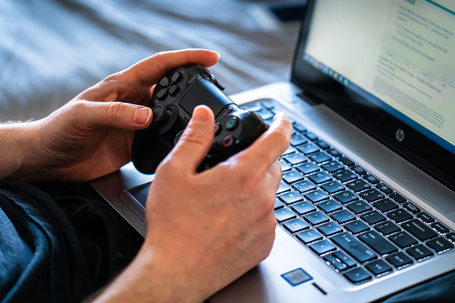 Usuario ajustando la configuración de un mando conectado a Steam.