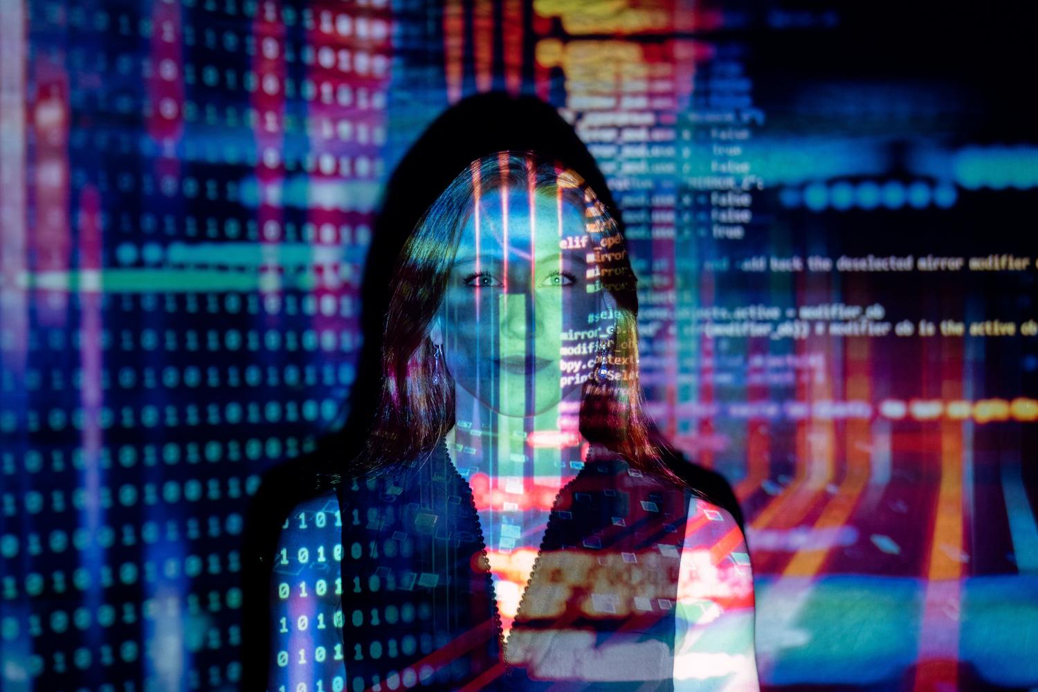 Proyecciones de datos digitales sobre el rostro de una persona