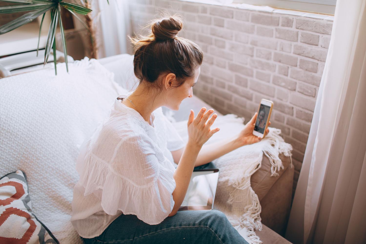Mujer utilizando una llamada de WhatsApp con sala de espera para controlar el acceso de los participantes