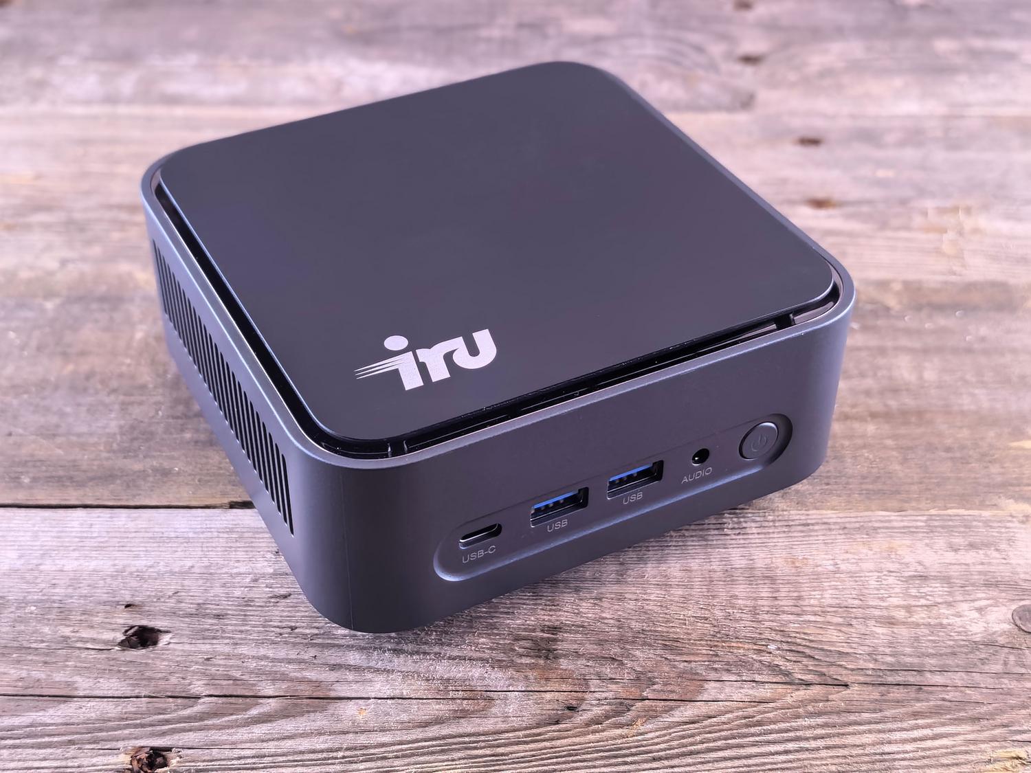 Mini PC utilizado para ejecutar Frigate NVR y procesar cámaras de seguridad localmente.