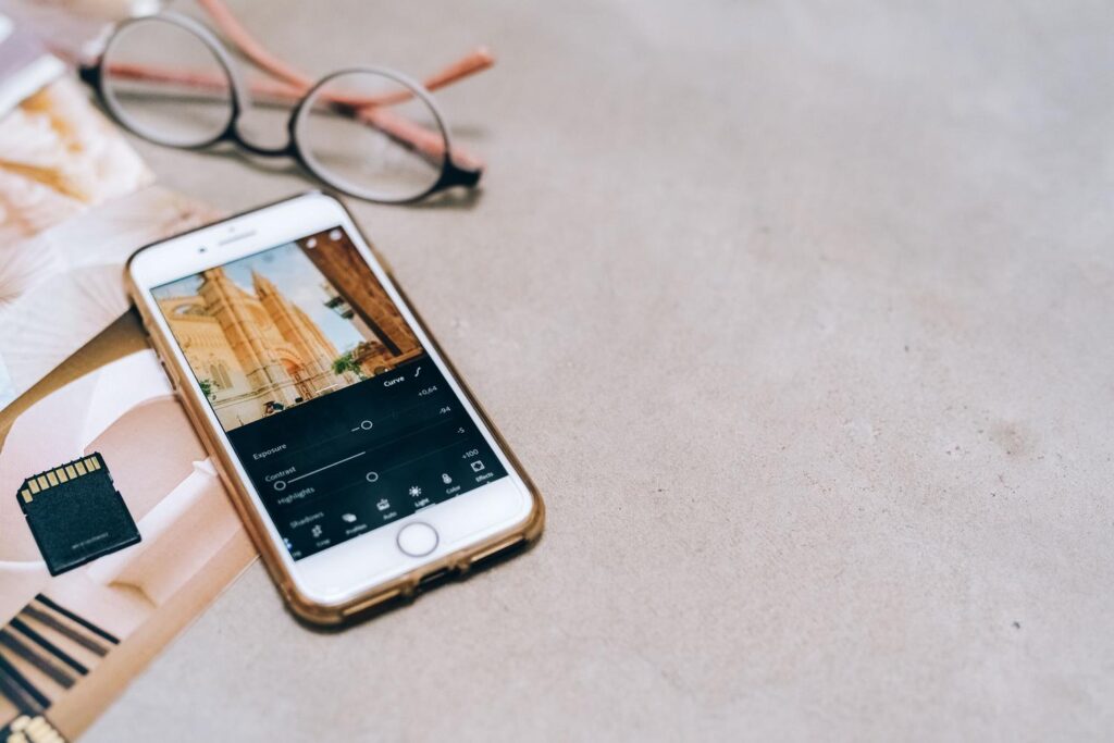Smartphone mostrando una aplicación de edición de fotos, ilustrando las herramientas creativas para modificar imágenes.
