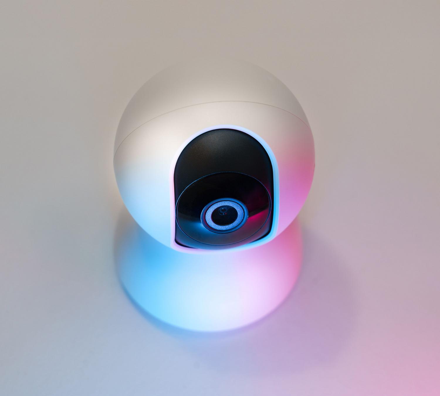 Cámara de seguridad moderna con iluminación LED, representando la vigilancia inteligente y la detección de objetos.