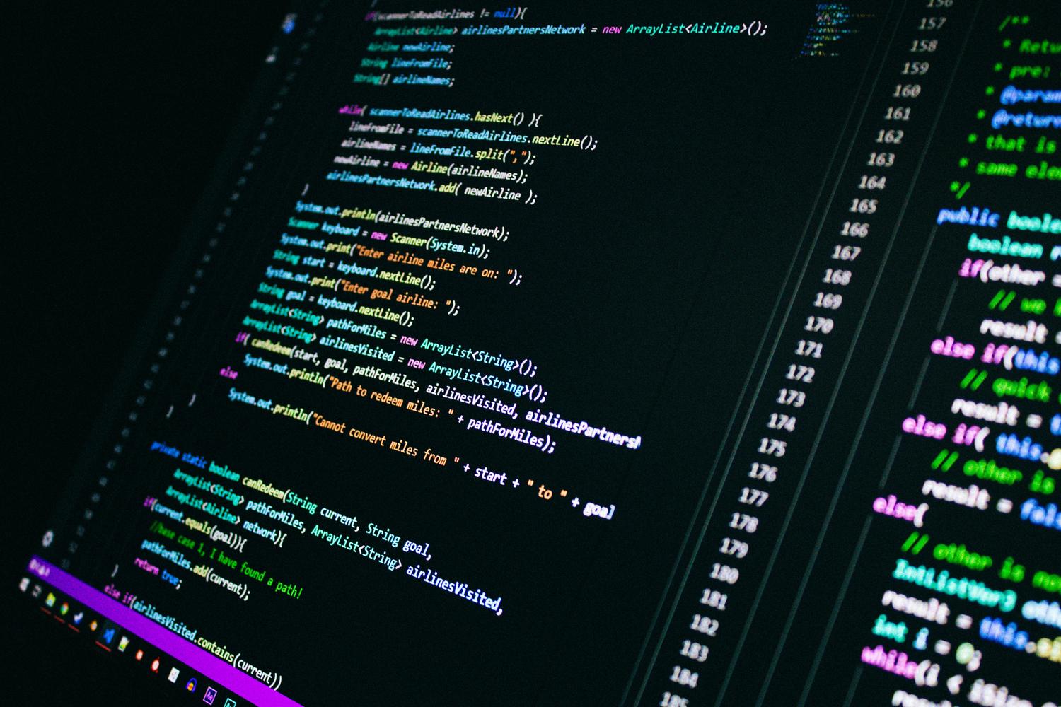 Código de Docker Compose utilizado para configurar la memoria compartida y los volúmenes de Frigate