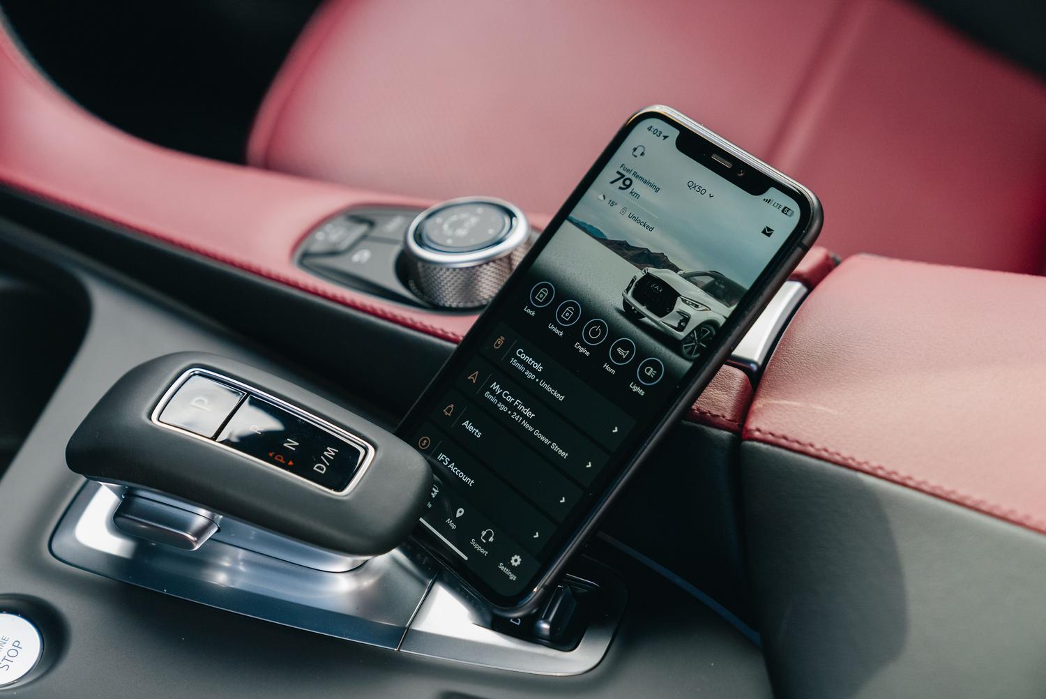 Persona comprobando desde su teléfono la configuración de la llave digital de un coche