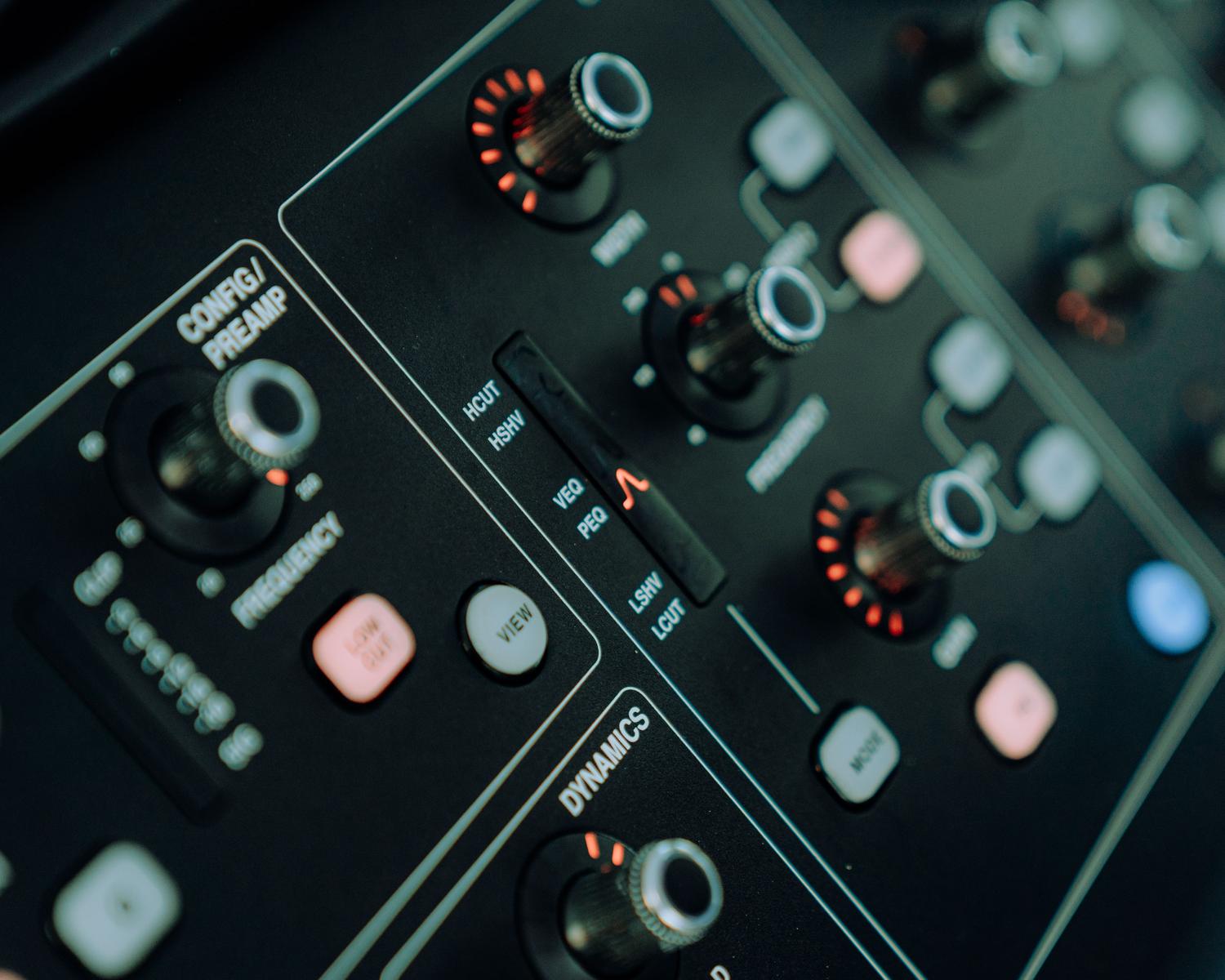 Controles de una mesa de mezclas que representan los ajustes finales del audio antes de exportarlo desde Clipchamp.
