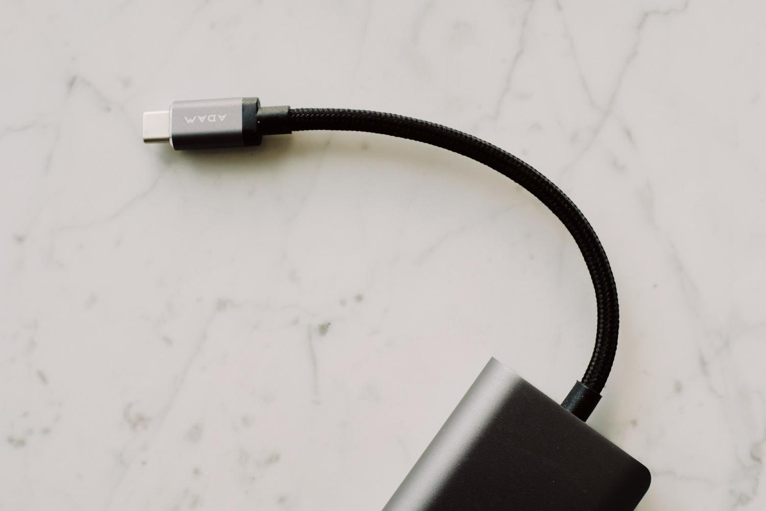 Primer plano de un cable USB-C trenzado de alta calidad, destacando la robustez y durabilidad de los materiales.