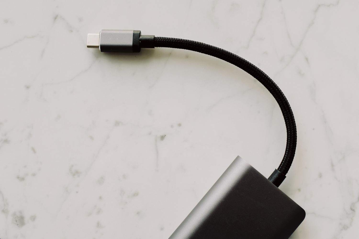 Detalle del conector USB-C resaltando su diseño reversible y compacto.