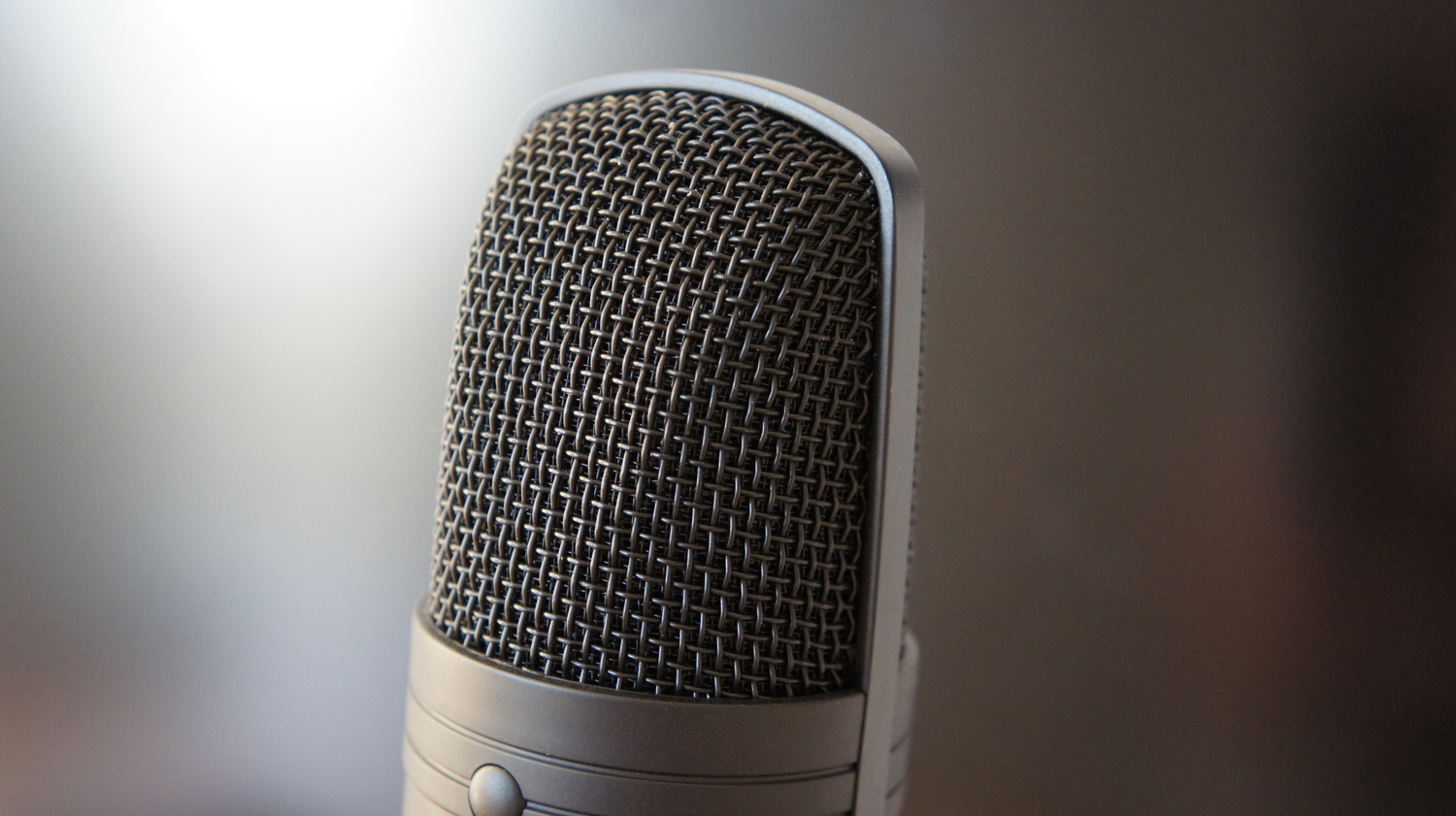 Detalle de un micrófono utilizado para equilibrar la voz con los filtros de OBS Studio.
