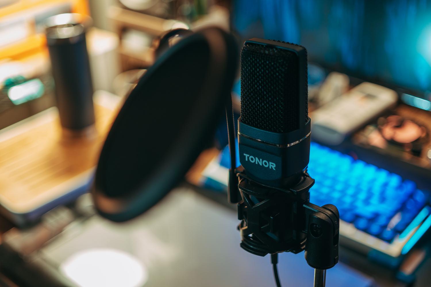 Micrófono preparado para configurar los filtros de audio y reducir el ruido en OBS Studio.