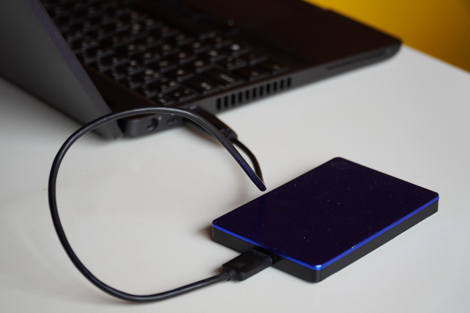 Disco duro externo que puede contener una copia adicional de las fotografías.