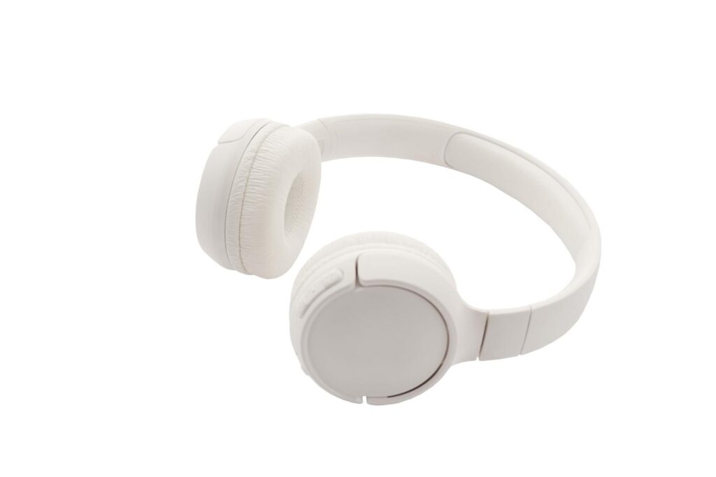 Auriculares inalámbricos blancos de diseño moderno y minimalista, compatibles con la tecnología Auracast de Bluetooth LE Audio.