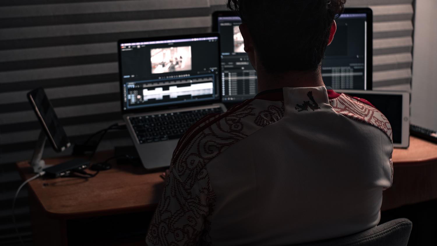 Editor trabajando con pistas de vídeo y audio que pueden dividirse en Clipchamp.