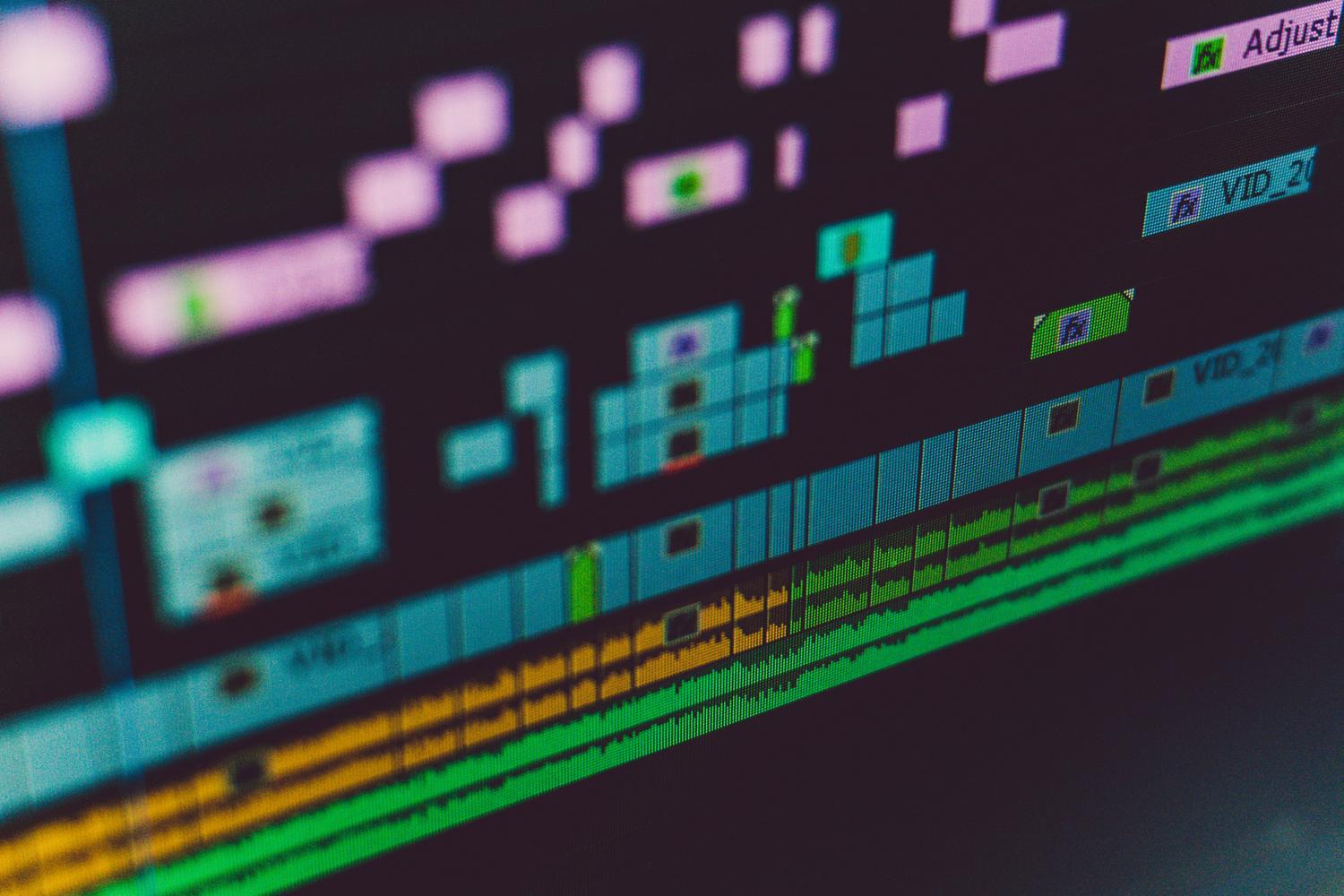 Línea de tiempo con varias pistas seleccionadas para dividir simultáneamente el vídeo y el audio.