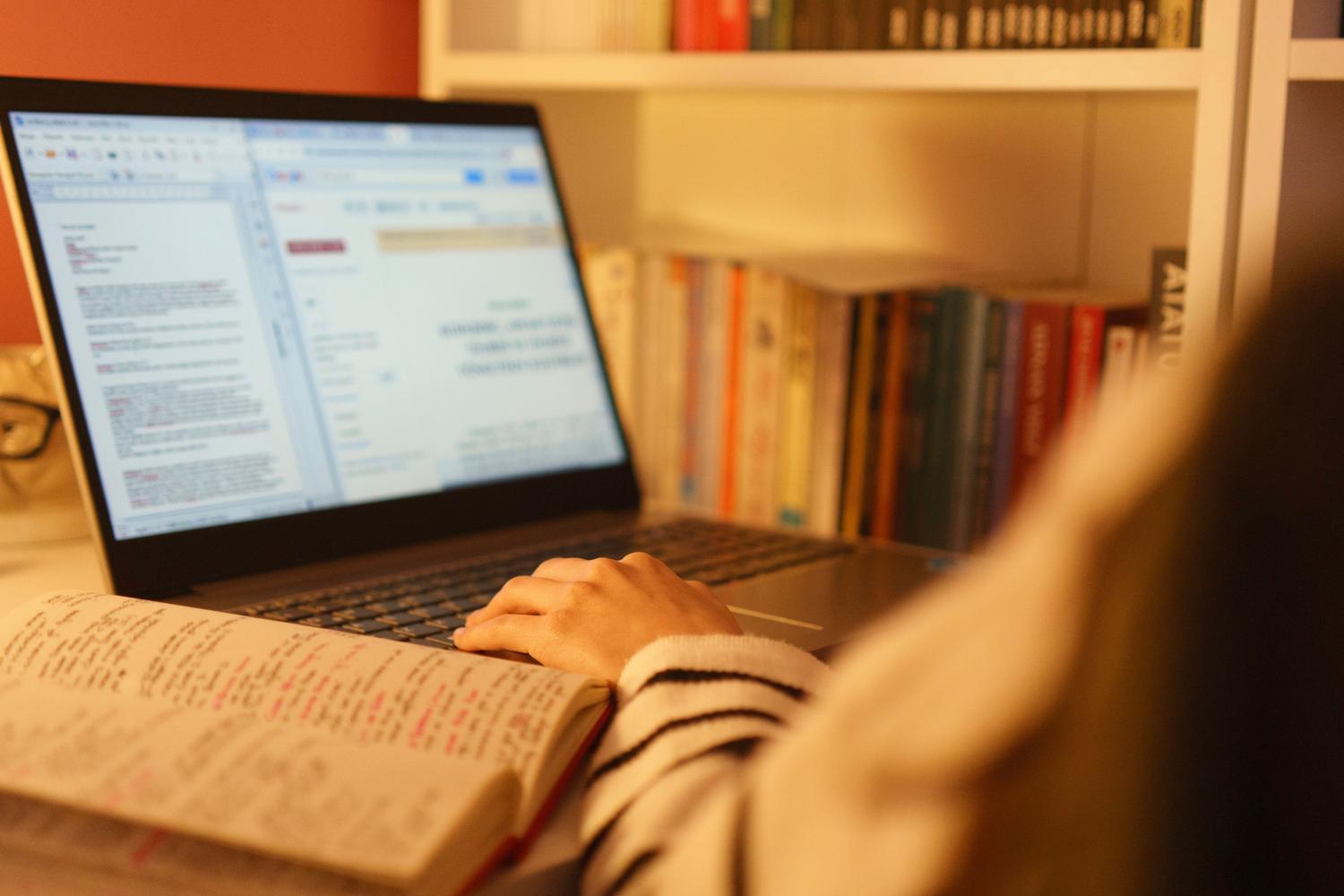Persona utilizando Chrome para subrayar y añadir notas a un documento PDF.