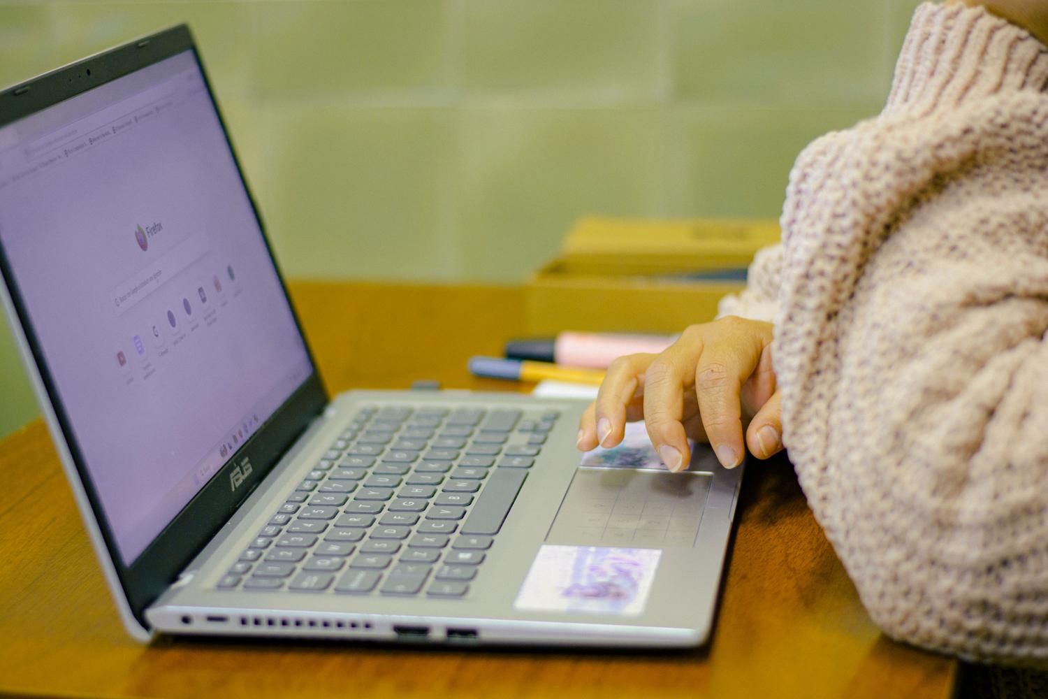Estudiante realizando anotaciones digitales sobre un documento PDF.