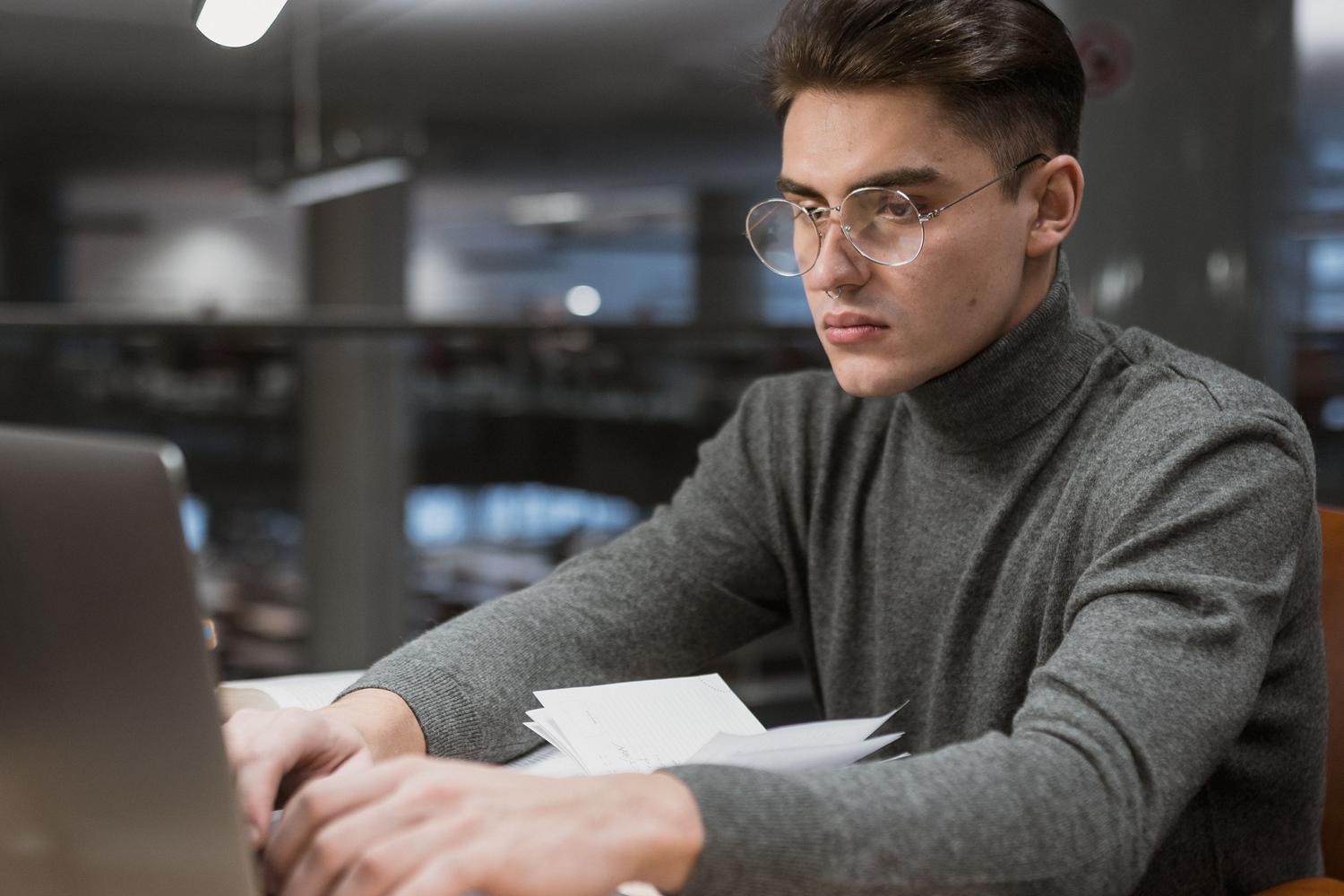 Estudiante comparando diferentes herramientas para subrayar y añadir notas a documentos PDF.