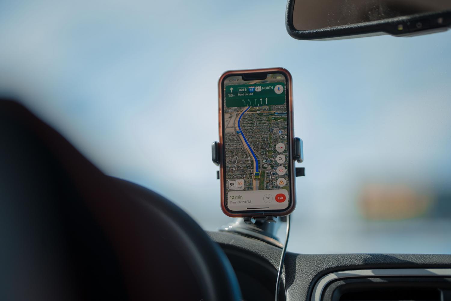 Teléfono Android con Google Maps instalado en un soporte situado en el salpicadero del coche.
