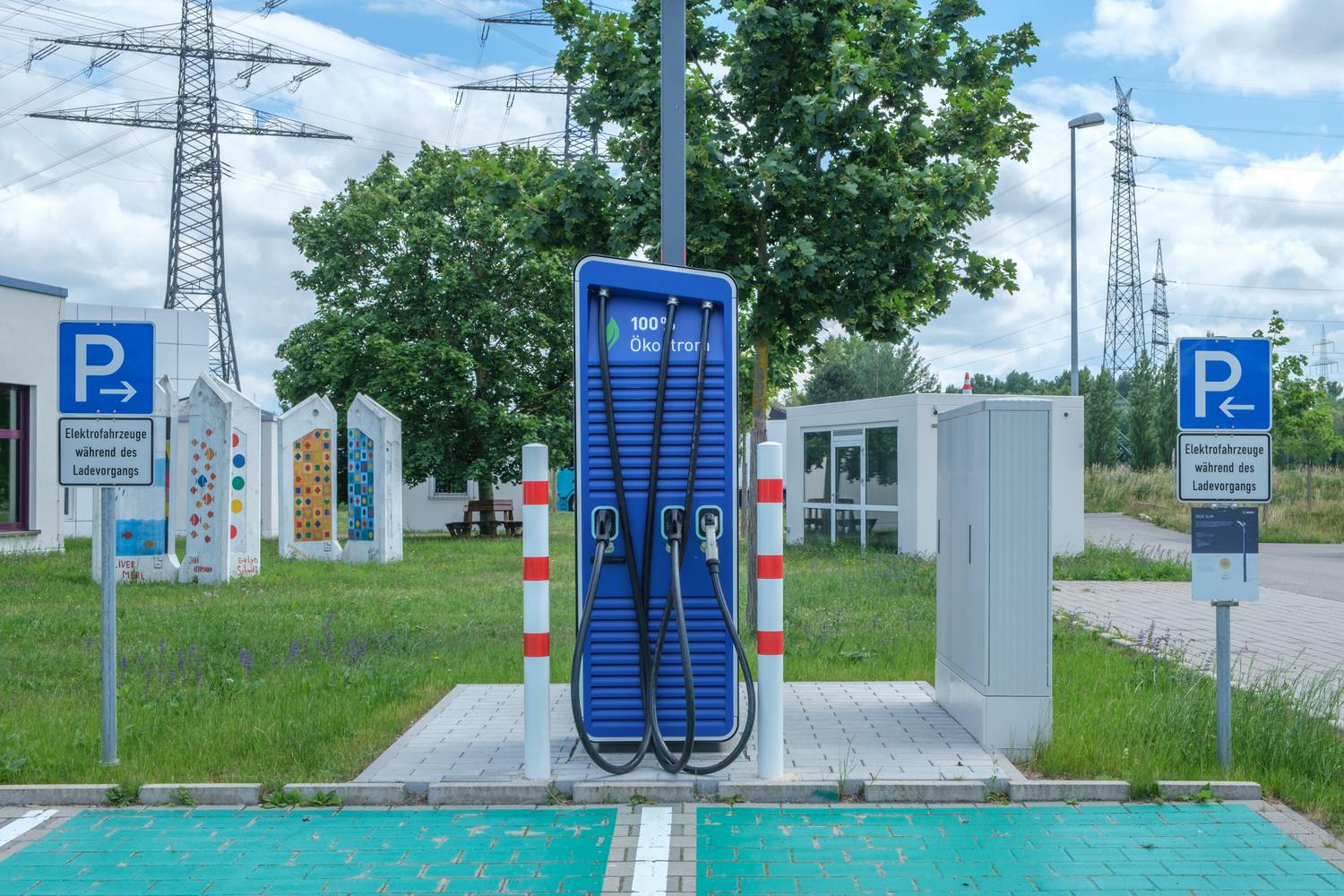 Estación pública de carga para vehículos eléctricos que puede localizarse mediante Google Maps.