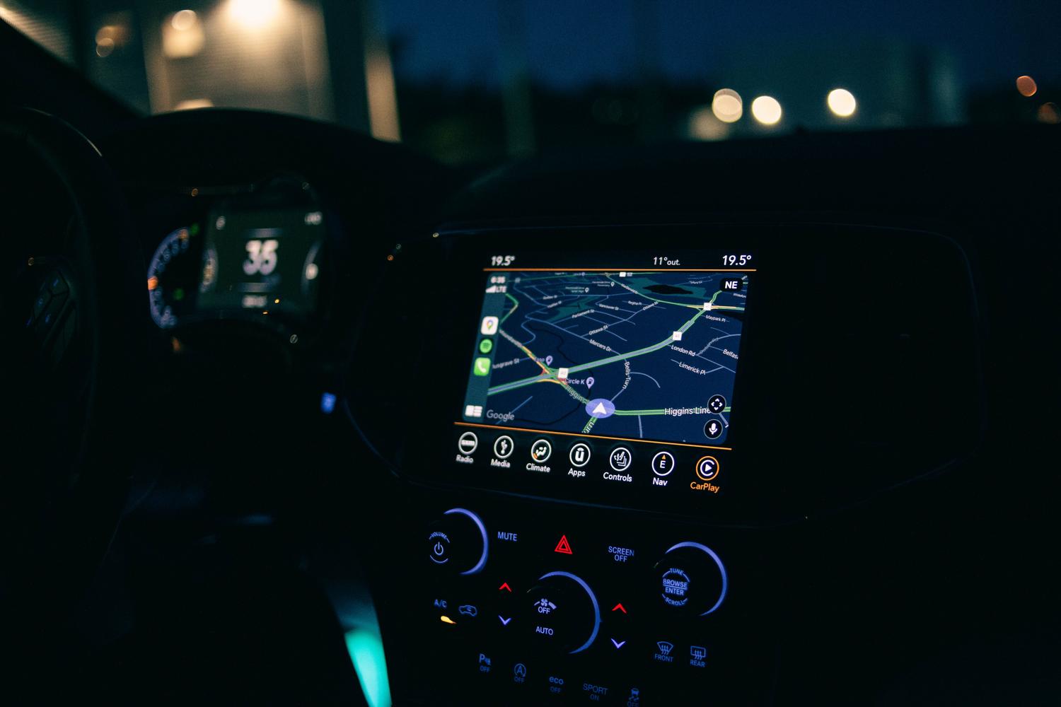 Navegación nocturna mediante Google Maps en la pantalla central de un vehículo.