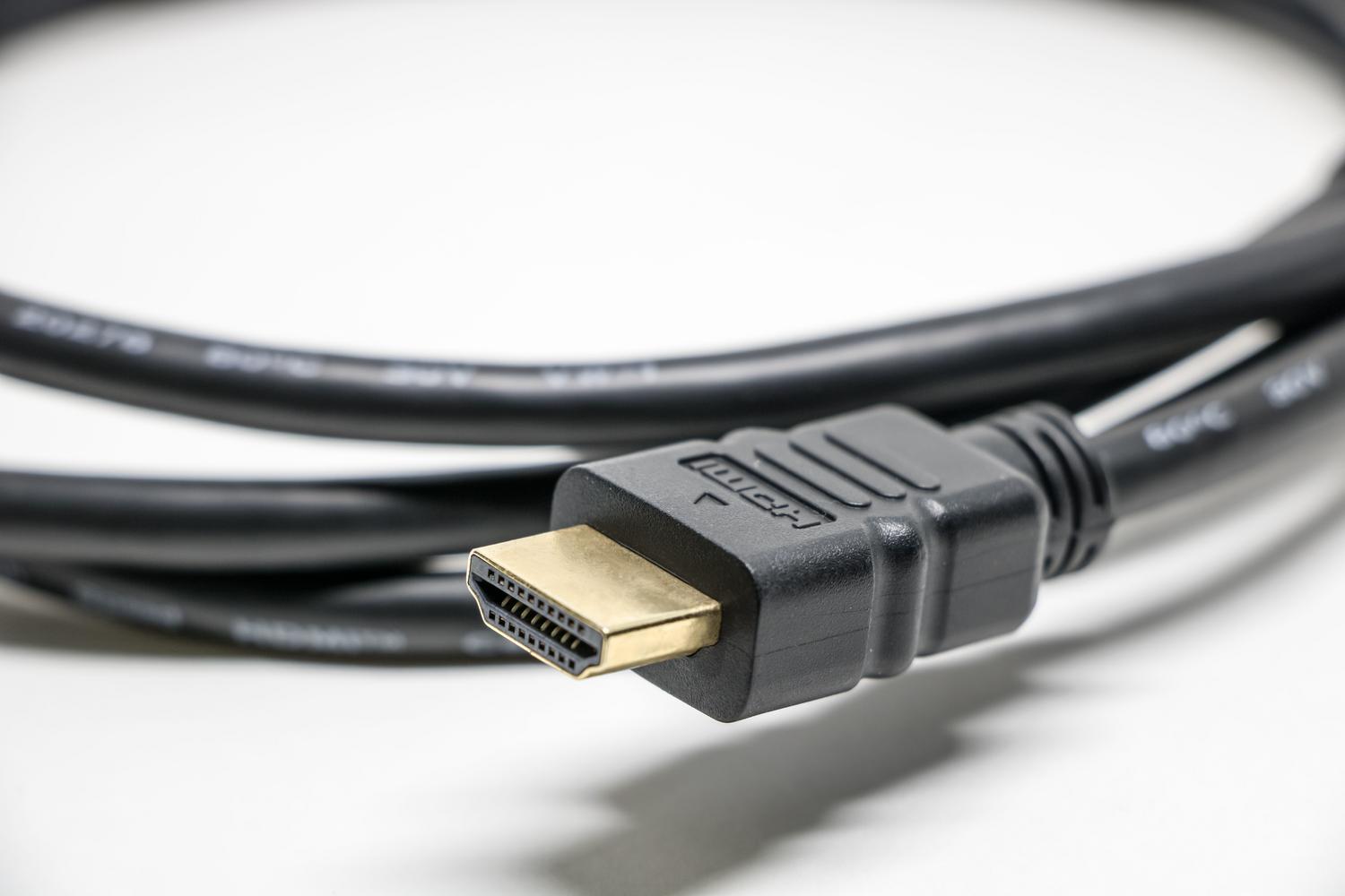 Primer plano de un cable HDMI para conectar consolas, ordenadores y reproductores a una Smart TV.
