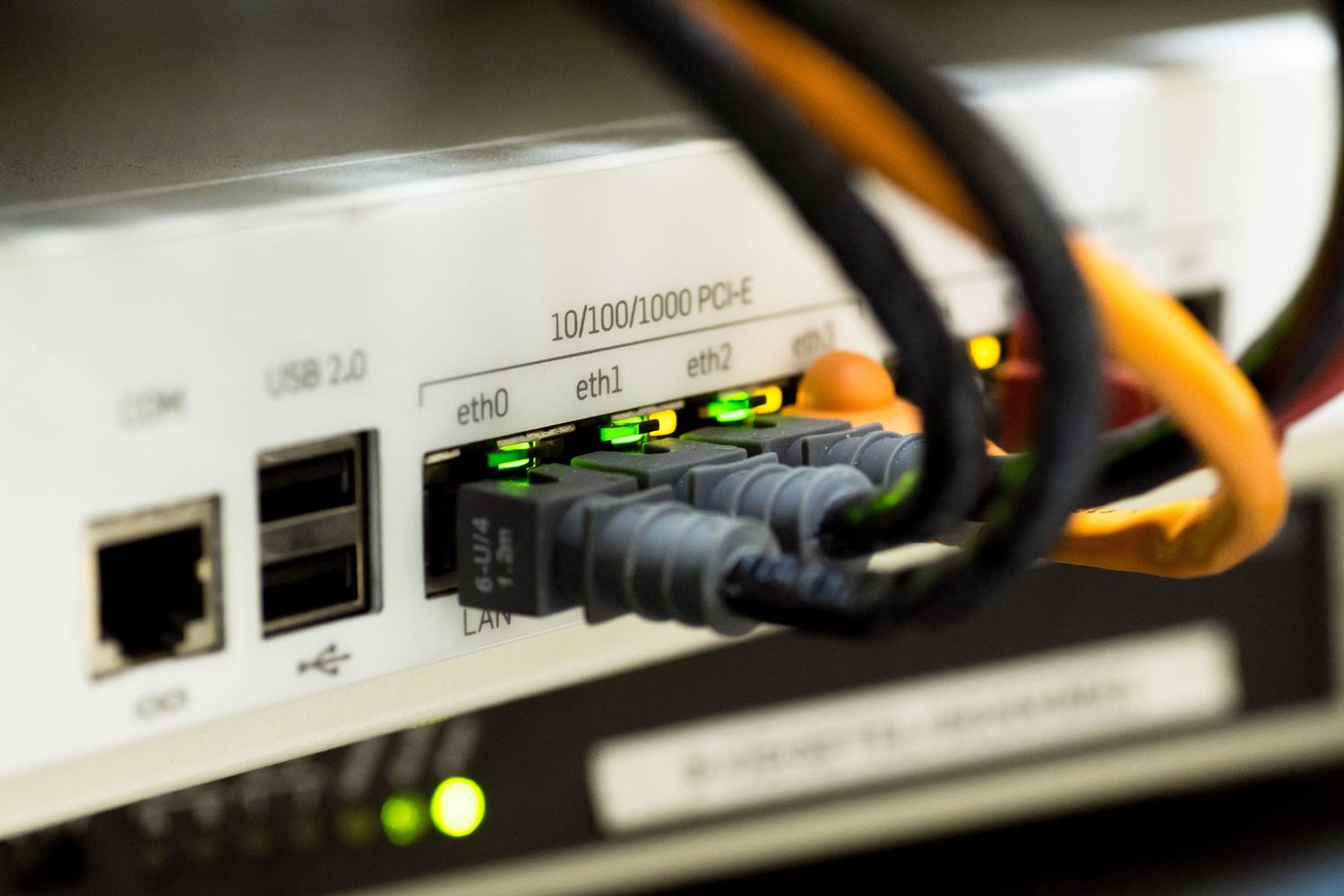 Cables Ethernet conectados a un router para proporcionar una conexión estable a una Smart TV.