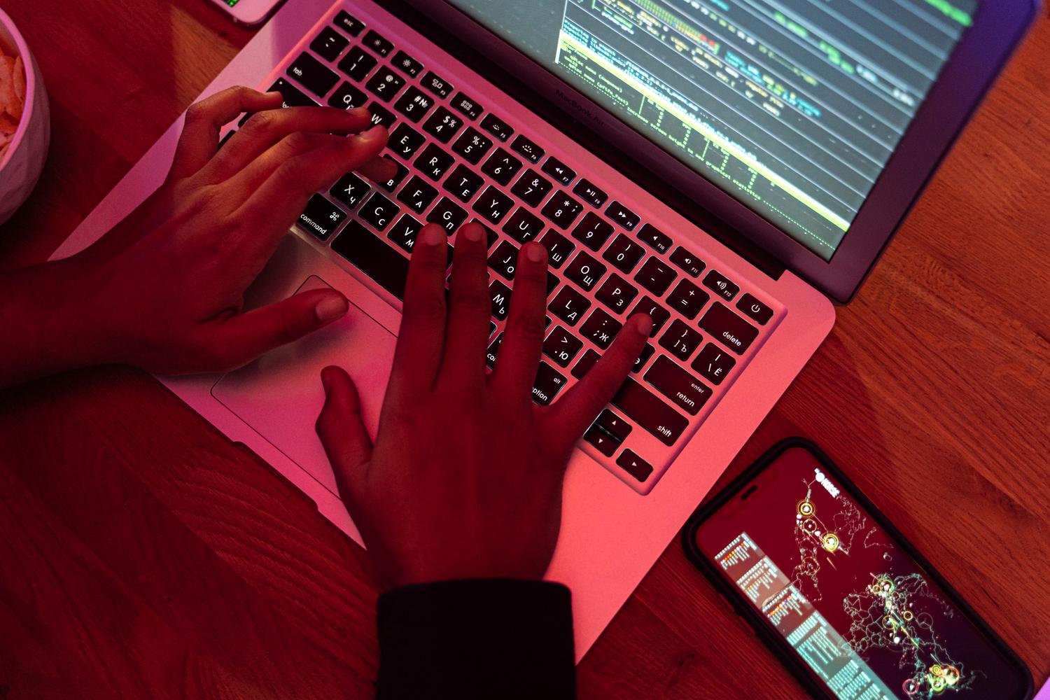 Desarrollador revisando código y conexiones de red en sus dispositivos.