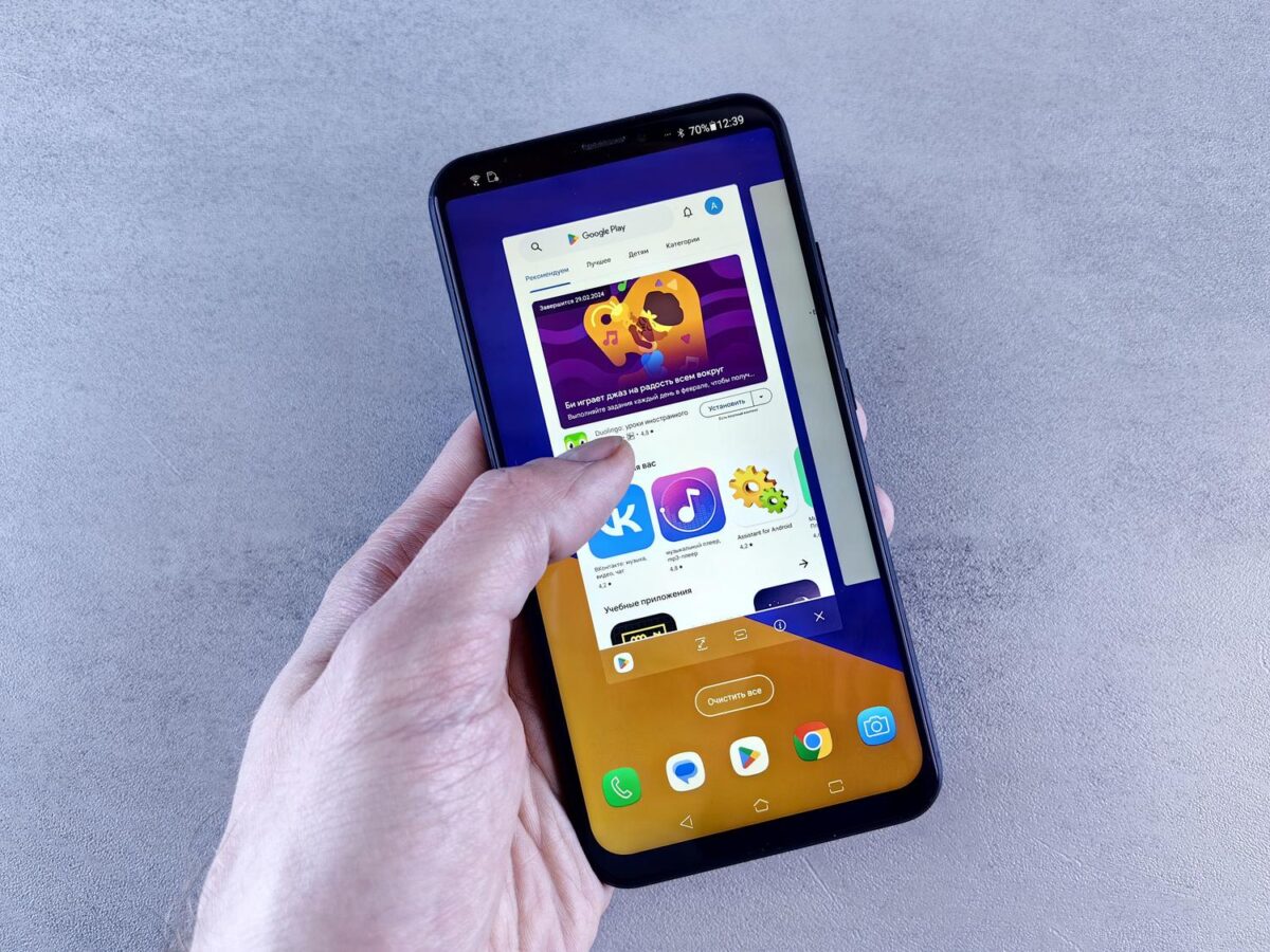 Primer plano de una mano sosteniendo un smartphone con la interfaz de la Google Play Store
