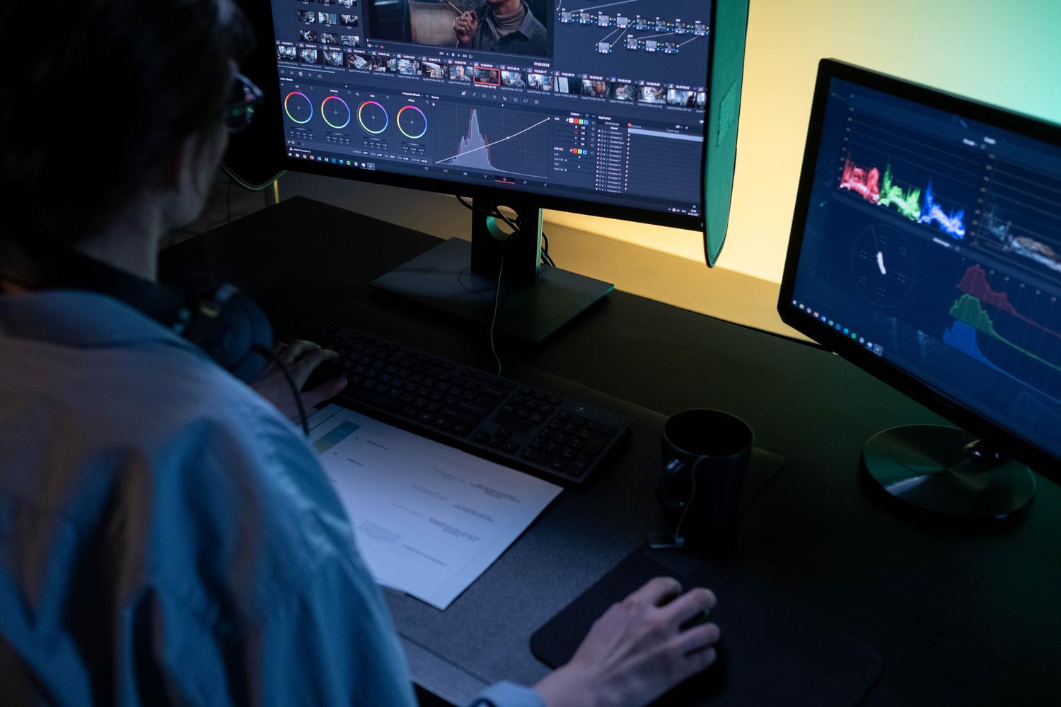 Puesto de edición con monitores y herramientas de posproducción.