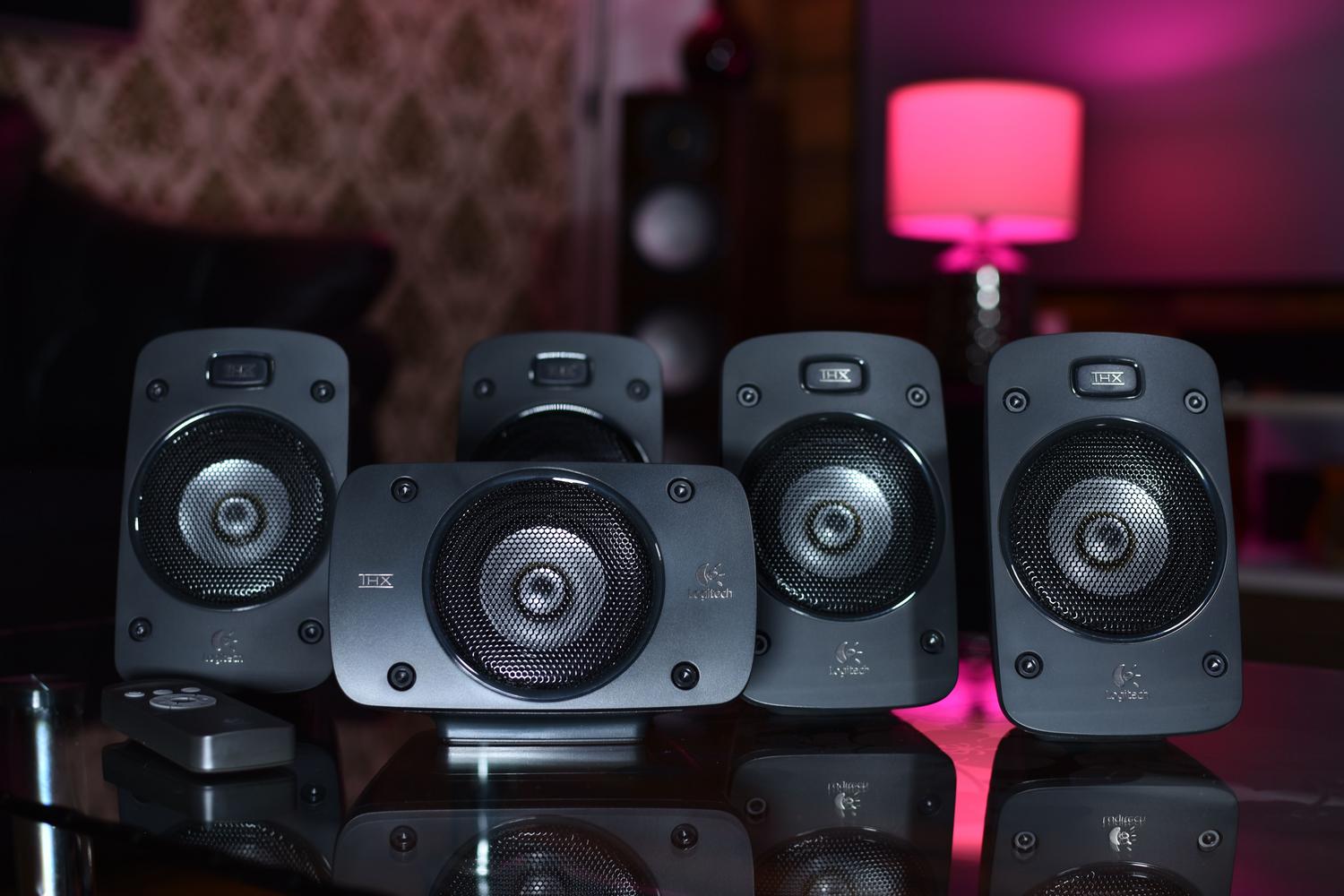 Altavoces de sistema de sonido envolvente para una experiencia auditiva inmersiva. Altavoces de sistema de sonido envolvente para una experiencia auditiva inmersiva.