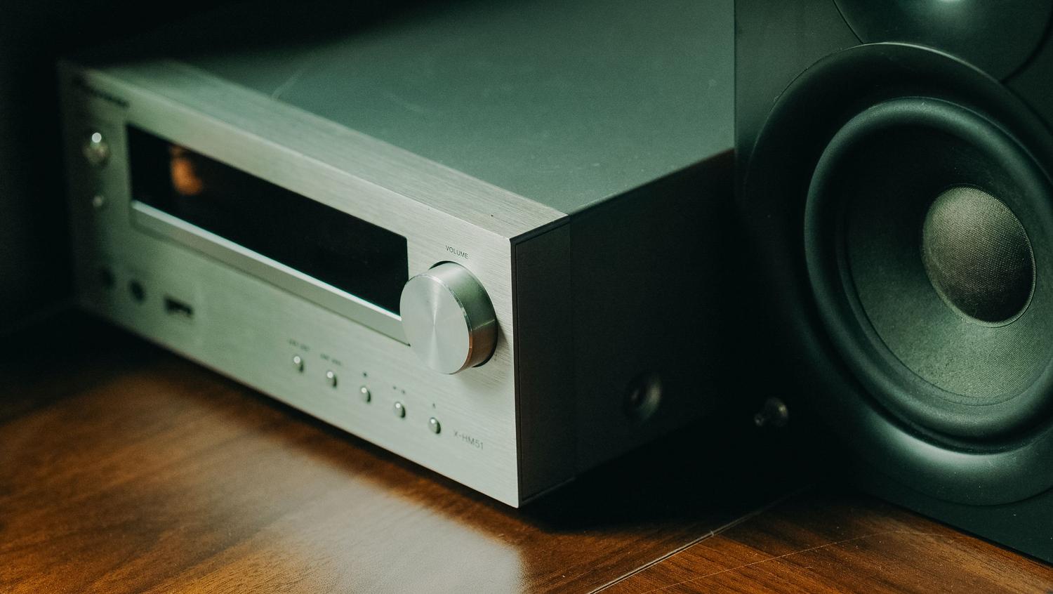 Detalle de un receptor de audio de alta gama, esencial para procesar sonido Hi-Res Lossless.