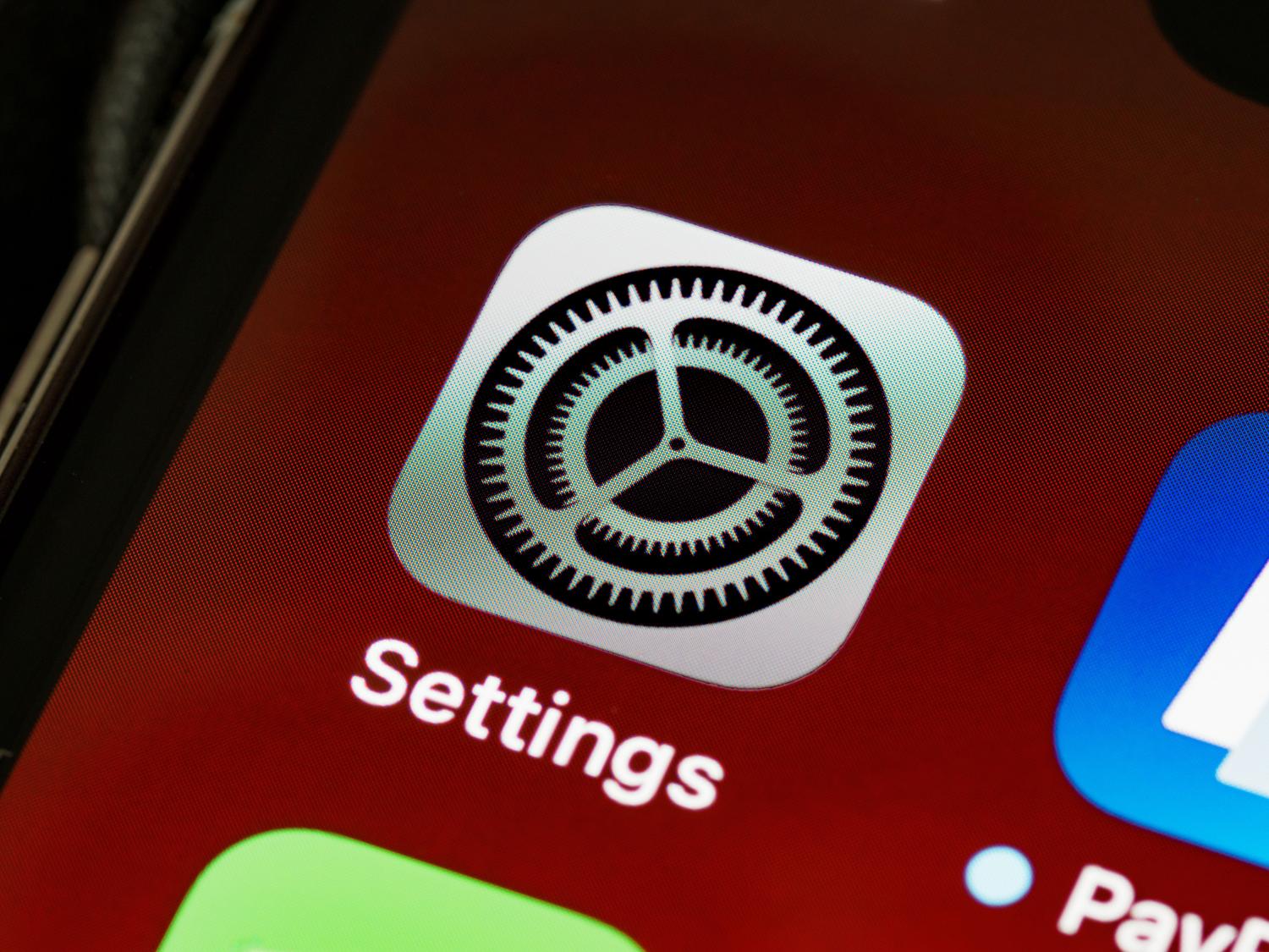 Detalle de la pantalla de un móvil enfocando el icono de ajustes, ideal para ilustrar los pasos de configuración de privacidad. Detalle de la pantalla de un móvil enfocando el icono de ajustes, ideal para ilustrar los pasos de configuración de privacidad.