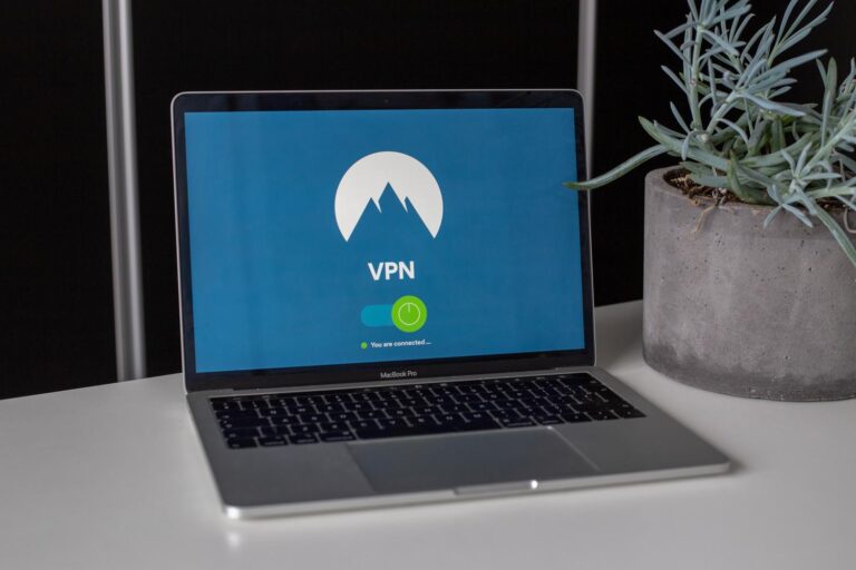 Laptop mostrando una aplicación de VPN conectada en un escritorio minimalista, representando la privacidad digital.