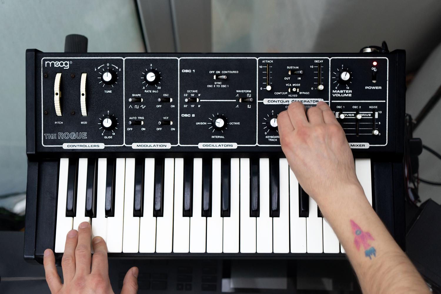 Detalle de un sintetizador analógico Moog, utilizado para crear atmósferas oscuras y densas.