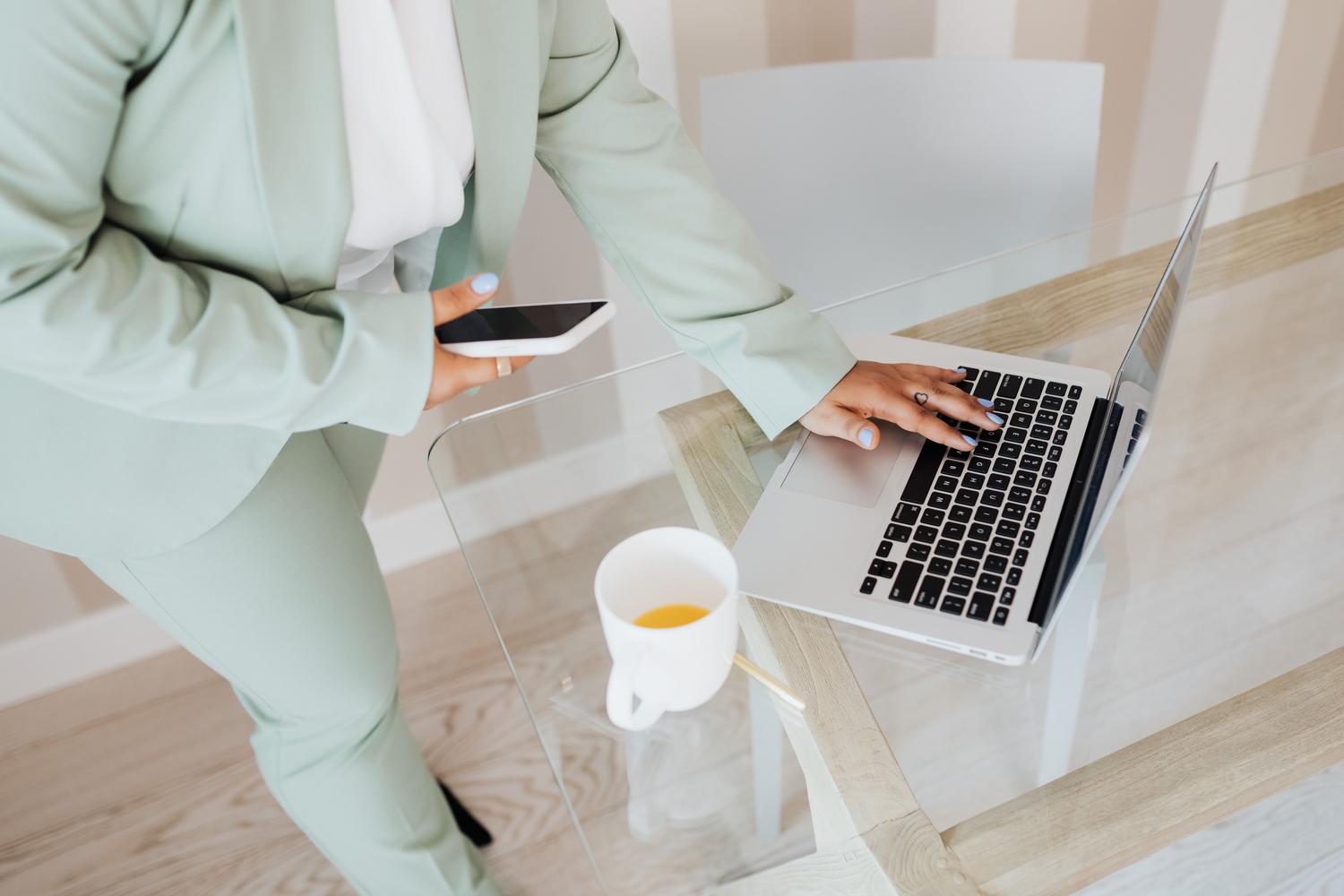 Entorno profesional de oficina con gadgets tecnológicos, ilustrando la conectividad entre móvil y ordenador.