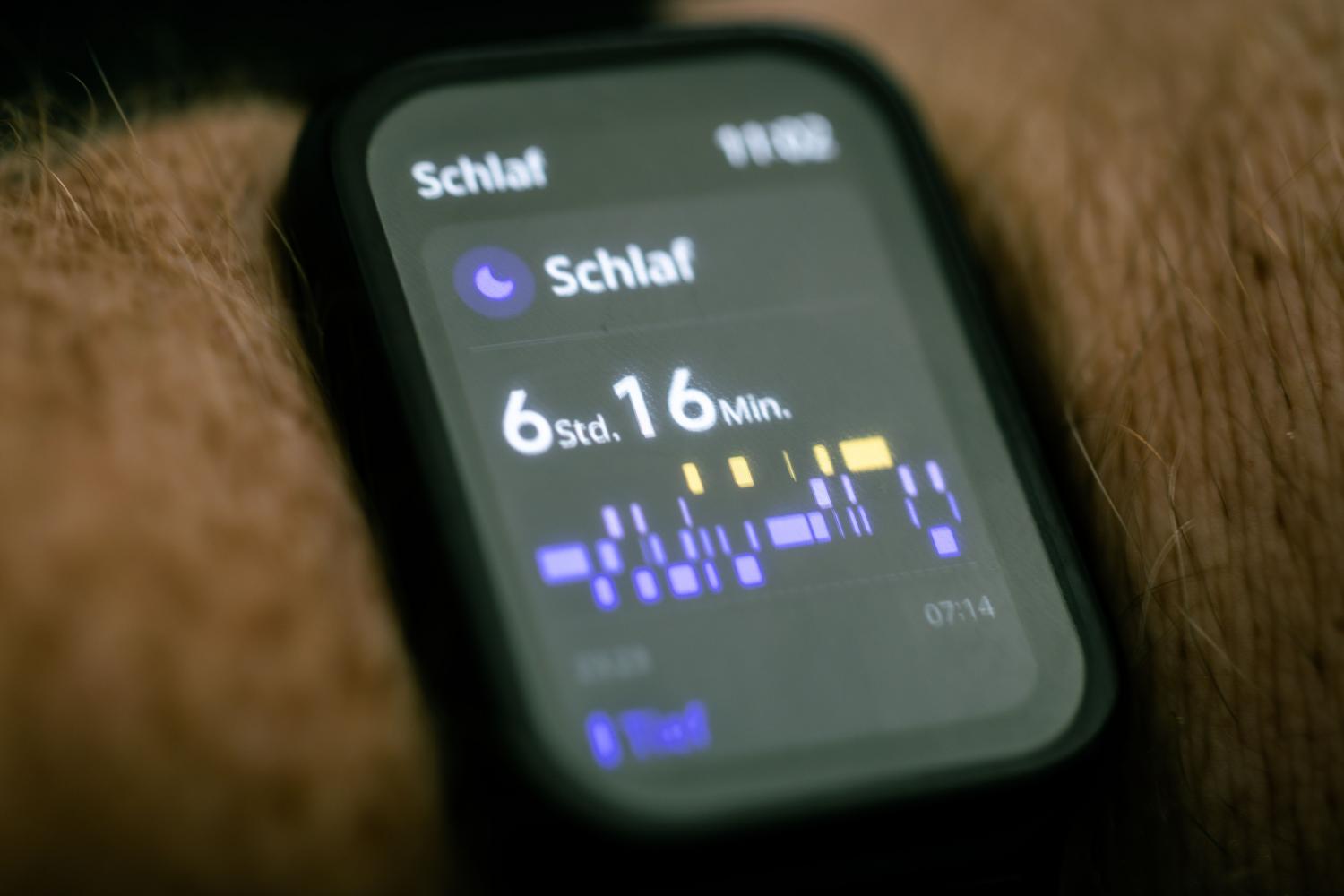 Pantalla de un reloj inteligente mostrando datos de seguimiento del sueño, ilustrando las funciones avanzadas de Google Health.