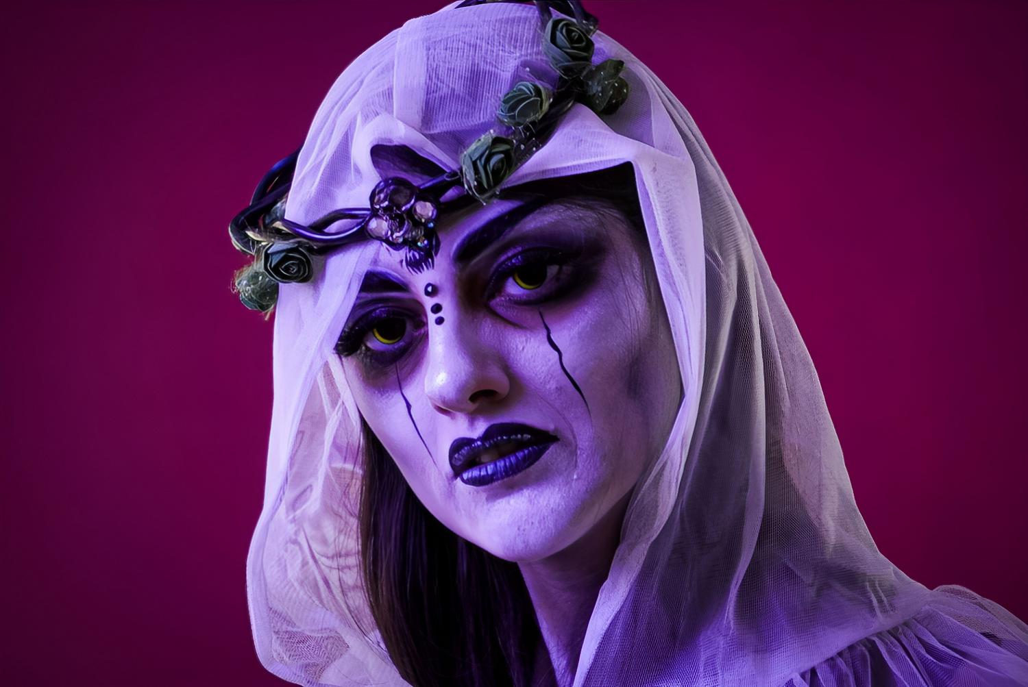 Gotisches und surreales Bild einer Frau mit Schleier und dunklem Make-up vor violettem Hintergrund, ideal zur Darstellung von KI-Effekten.