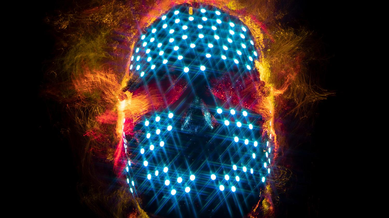 Calavera digital abstracta con luces de neón, simbolizando la tecnología aplicada a la estética de Halloween.