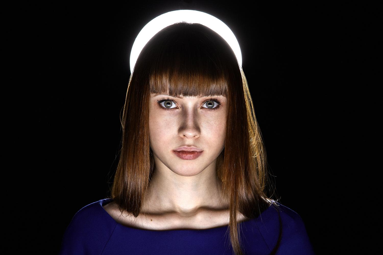 Retrato profesional con iluminación equilibrada y nítida, mostrando el objetivo de una edición exitosa.