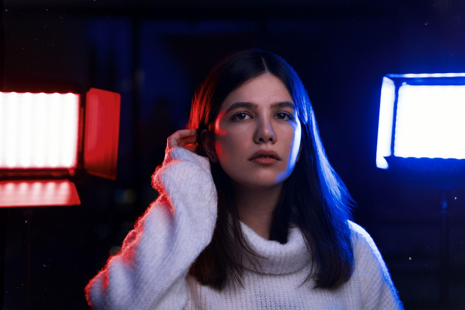 Modelo con iluminación artificial de colores intensos, ejemplificando la capacidad de Relight para añadir fuentes de luz.