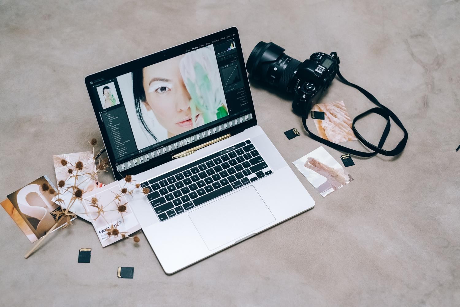 Equipamiento fotográfico compuesto por una cámara DSLR y un portátil, representando el ecosistema de edición digital.