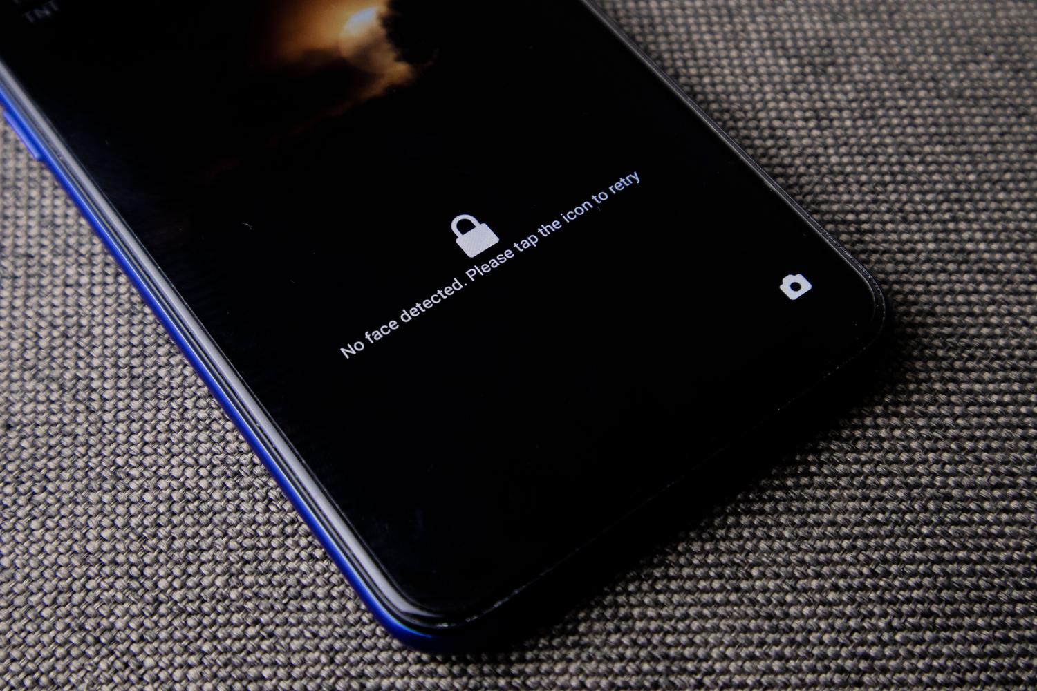 Pantalla de bloqueo de un smartphone mostrando el sistema de reconocimiento facial para proteger la privacidad.