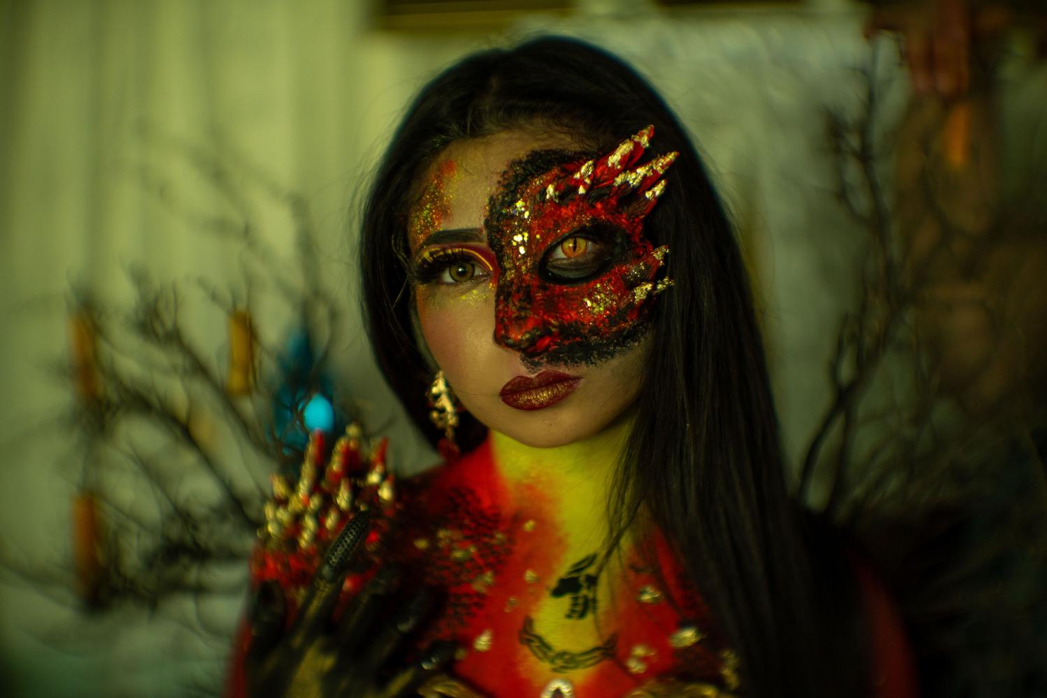 Retrato detallado de maquillaje artístico de dragón para Halloween.