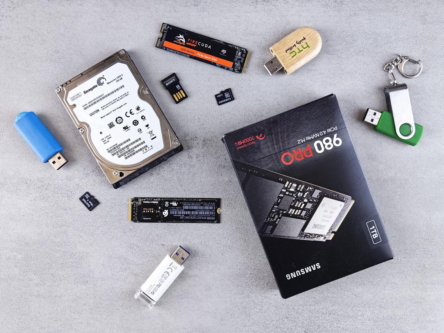 Variedad de dispositivos de almacenamiento digital incluyendo memorias USB y discos SSD sobre un fondo neutro, representando la gestión de archivos de instalación. Variedad de dispositivos de almacenamiento digital incluyendo memorias USB y discos SSD sobre un fondo neutro, representando la gestión de archivos de instalación.