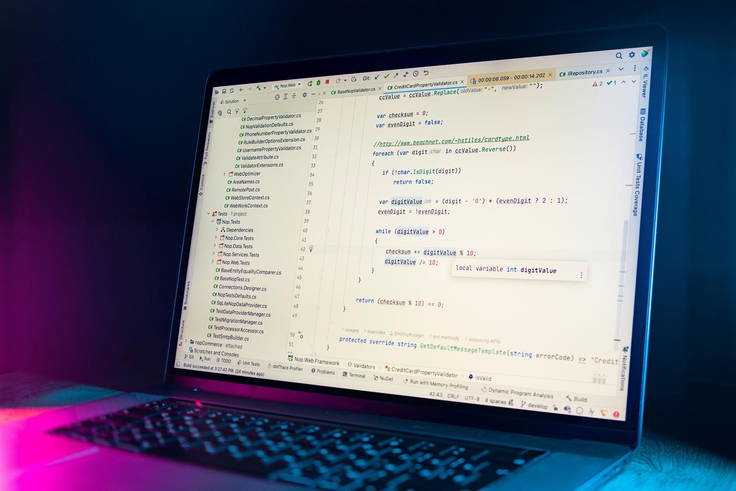 Pantalla de portátil mostrando líneas de código en un editor, representando la personalización avanzada de archivos de respuesta XML y scripts de instalación.
