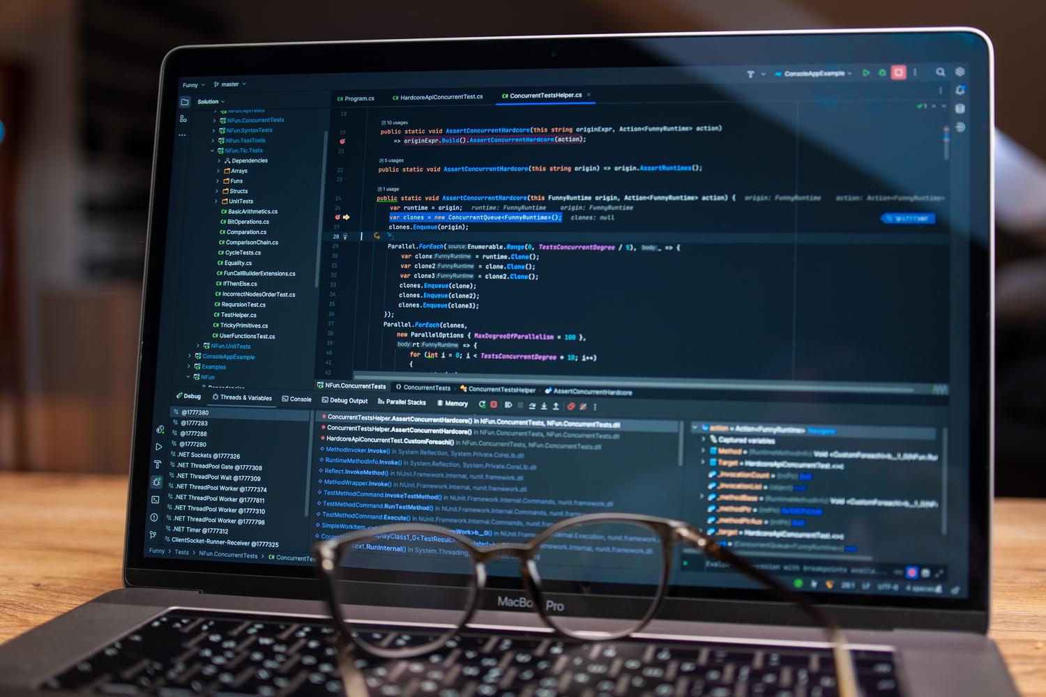Portátil mostrando un editor de código y herramientas de depuración, representando el desarrollo de scripts en VS Code.